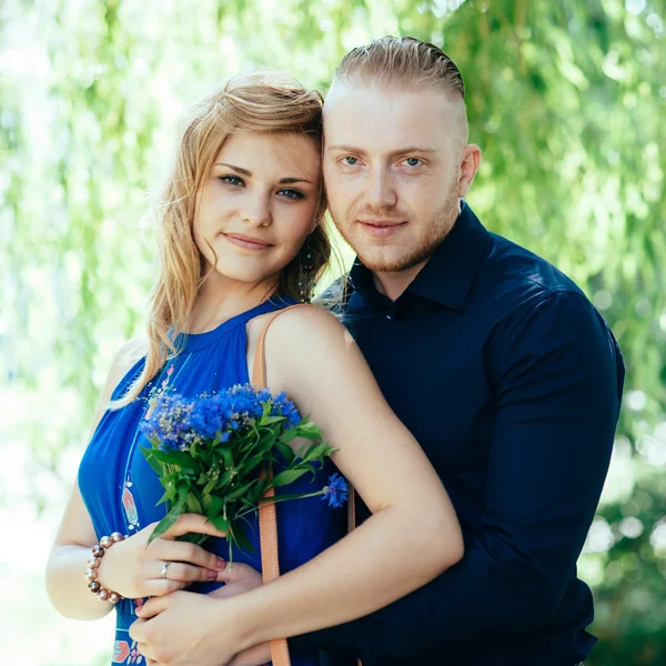 Retrato de casal jovem loira contra o cenário natural . — Fotografia de Stock