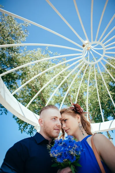 Adorável jovem casal na alcova de verão . — Fotografia de Stock