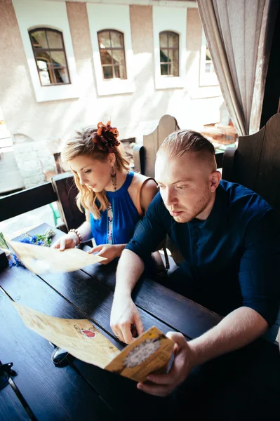 Mann und Frau beim Blick auf die Speisekarte. — Stockfoto