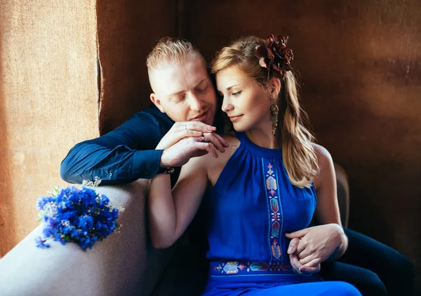 Casal recém-casado olhando para suas alianças de casamento . — Fotografia de Stock