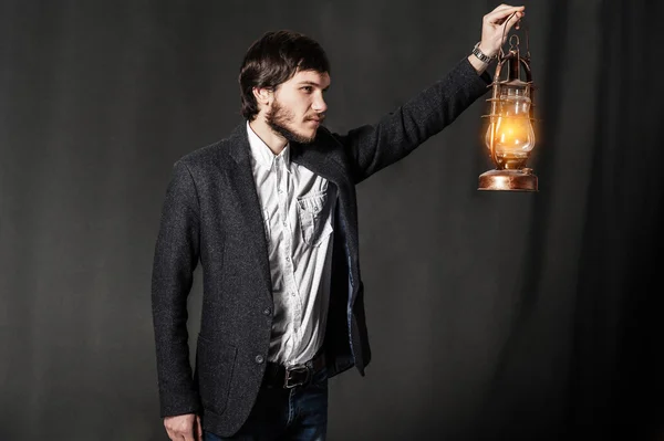 Portrait d'un jeune homme avec lampe à huile . — Photo