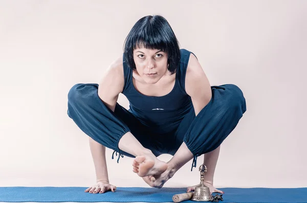 Slim bruna donna che fa esercizio di yoga . — Foto Stock