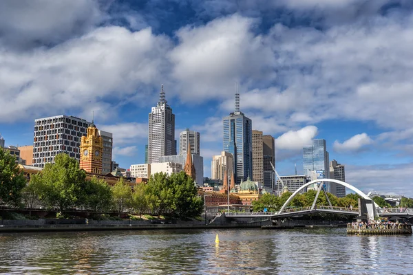 Мельбурнский CBD и мост Эвана Уокера — стоковое фото