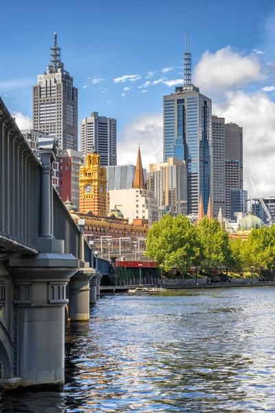 Kigger over Yarra-floden til Melbourne fra Queens Bridge - Stock-foto