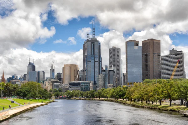 Mirando por el río Yarra desde el Parque Olímpico hasta Melbourne —  Fotos de Stock