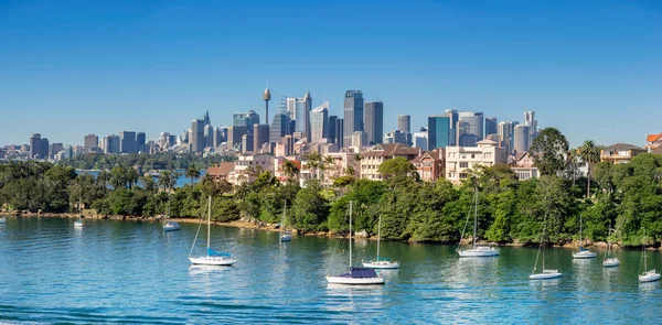 Mirando a través de Cremorne Point a la ciudad de Sydney — Foto de Stock