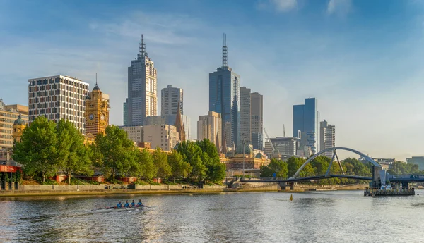 Ser över Yarra River till Melbourne — Stockfoto