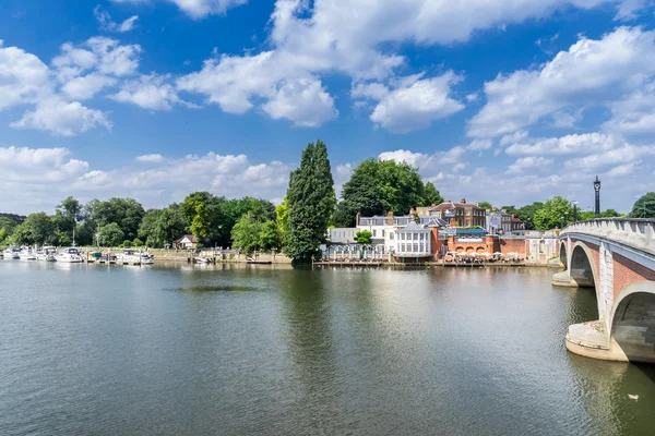 Firma Kingston się on Thames — Zdjęcie stockowe