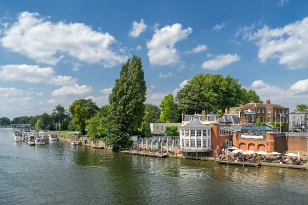 Firma Kingston się on Thames — Zdjęcie stockowe