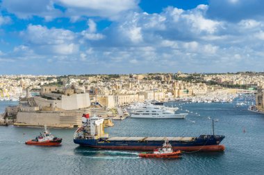 Bir Valletta grand harbour geçerken