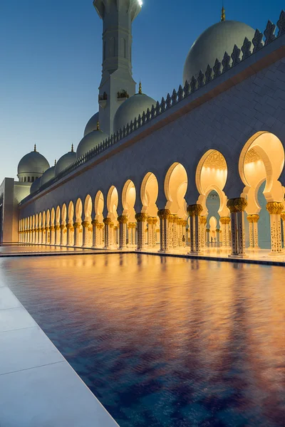 Große Scheich-Zayed-Moschee in Abu Dhabi — Stockfoto