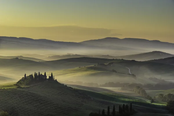 Dawn breaks over a farmhouse in Tuscany — Stock Photo, Image