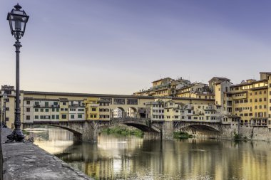 Ponte Vecchio Floransa'da Arno Nehri üzerinde