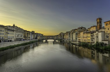 Ponte Vecchio Floransa'da Arno Nehri üzerinde