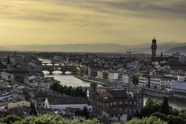 Michelangelos Duomo al crepuscolo dal fiume Aron a Firenze — Foto Stock