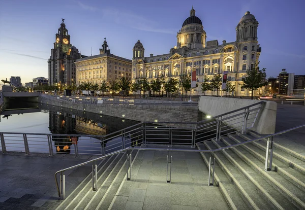 The Three Graces on Liverpools waterfront — Stock Photo, Image