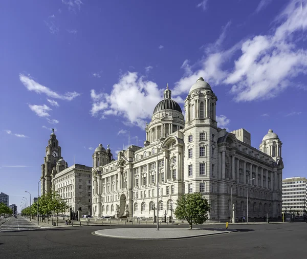 Las tres gracias en Liverpools paseo marítimo — Foto de Stock