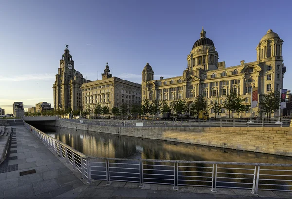 Las tres gracias en Liverpools paseo marítimo — Foto de Stock