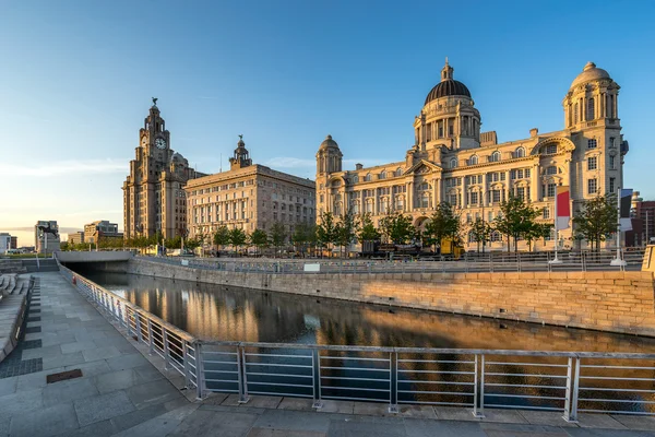 Las tres gracias en Liverpools paseo marítimo — Foto de Stock