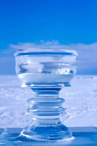 Tigela Gelo Cortada Gelo Contra Fundo Neve Céu Azul Uma — Fotografia de Stock