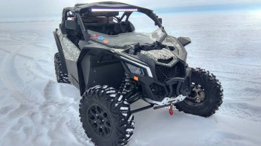 Listvyanka, Rusya - 29 Şubat 2020: Böcek arabası karda duruyor. Keşif için aracın çerçevesini açın. LED far açık kalmış. Cep telefonu fotoğrafı. Yatay.