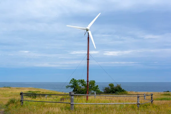 Kleine Windmolen Staat Omheind Met Houten Hek Aan Oever Van — Stockfoto