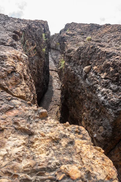 Gran Grieta Roca Que Consiste Pequeñas Piedras Redondas Imagen Vertical — Foto de Stock