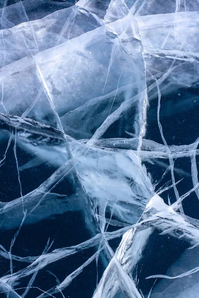 Белые Глубокие Трещины Прозрачном Прозрачном Льду Озеро Синим Льдом Вертикаль — стоковое фото