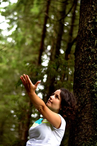 Chica en el bosque — Foto de Stock