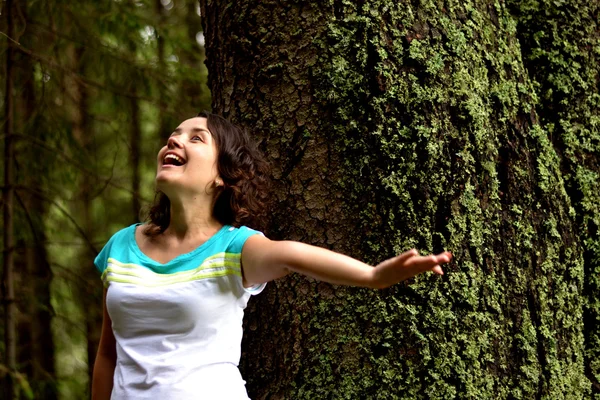 Chica en el bosque — Foto de Stock