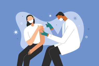 Kapsamlı 19 aşısı, hastaya iğne yapan doktor koruyucu maske takan tıp doktoru koluna aşı yapan, kas enjeksiyonu yapan. Koronavirüs bağışıklığı,