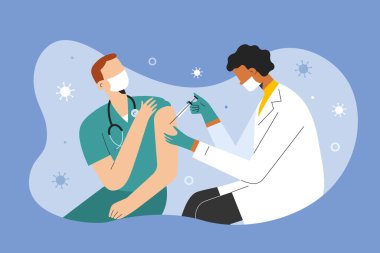 Kapsamlı 19 aşısı, hastaya iğne yapan doktor koruyucu maske takan tıp doktoru koluna aşı yapan, kas enjeksiyonu yapan. Koronavirüs bağışıklığı,