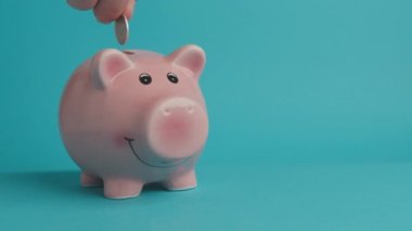 Kumbaradaki Ruble bozuklukları biriktiriyorum. Döngü.