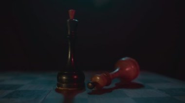 Siyah Kral Beyaz Kralı Savunuyor