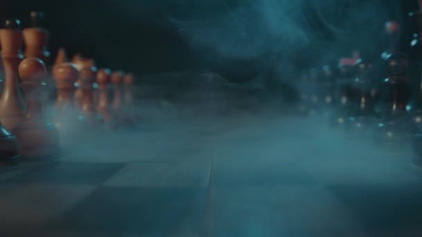 煙に覆われたチェスのフィールドでズーム — ストック動画