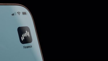 Bir finans uygulaması içinde yüzen maddi eşyalar olan bir çekmece gibi açılırken akıllı bir telefonun kareye uçuşunun 3 boyutlu animasyonu. Fintech, mobil bankacılık, ödemeler ve dijital para kavramı. Alfa kanalı.