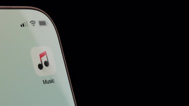 Müzik uygulaması gibi uçan bir akıllı telefonun 3 boyutlu animasyonu süzülen müzik elementlerini açar ve serbest bırakır. Müzik akışı, ses içeriği ve dijital eğlence kavramı. Alfa kanalı.