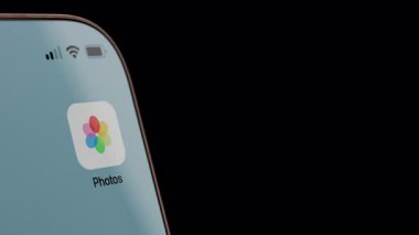 Fotoğraf uygulaması olarak uçan bir akıllı telefonun üç boyutlu animasyonu yüzen fotoğrafçılık unsurlarıyla açılıyor. Fotoğraf galerisi, dijital anılar ve görüntü depolama kavramı. Alfa kanalı.