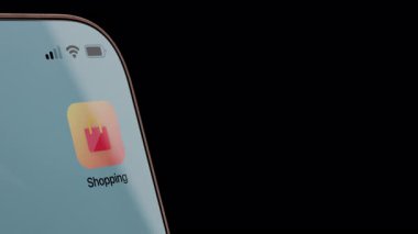 Bir alışveriş uygulaması açarken ve perakende ürünleri serbest bırakırken akıllı telefonun üç boyutlu animasyonu. Dış ticaret, mobil alışveriş ve çevrimiçi perakende satış kavramı. Alfa kanalı.