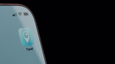 Seyahat uygulaması olarak uçan bir akıllı telefonun üç boyutlu animasyonu yüzen seyahat ögeleriyle açılıyor. Seyahat planlama, seyahat rezervasyonu, turizm ve seyyar seyahat hizmetleri kavramı. Alfa kanalı.