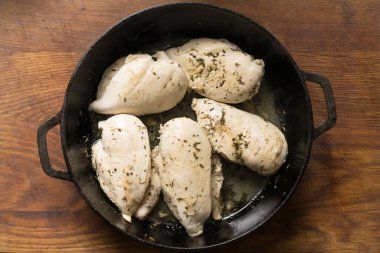 Baharatlı tavuk göğsü parçaları. Et, öğle yemeği. Klasik ahşap arkaplan, üst görünüm