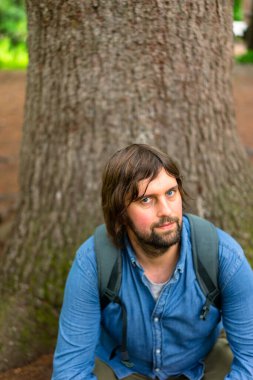 Uzun saçlı bir adam. Yakışıklı, uzun saçlı adam.