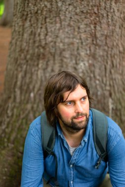 Uzun saçlı bir adam. Yakışıklı, uzun saçlı adam.