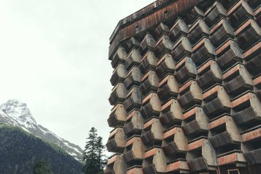 Rusya 'nın Karachay-Çerkessia bölgesinde Kafkasya Dağları, Dombay' da Sovyet modernizm mimari tarzı.