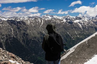 Adamın silueti dağın zirvesinde güneşin doğuşu gökyüzünde, spor ve aktif yaşam kavramsal tasarımı.