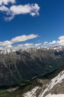 Büyük doğa dağ manzaraları. Kafkasya karının muhteşem perspektifi pasif volkan Elbrus ve açık mavi gökyüzü arkaplanı. Rusya