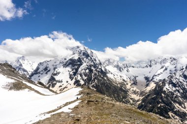 Büyük doğa dağ manzaraları. Kafkasya karının muhteşem perspektifi pasif volkan Elbrus ve açık mavi gökyüzü arkaplanı. Rusya