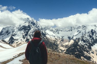 Adamın silueti dağın zirvesinde güneşin doğuşu gökyüzünde, spor ve aktif yaşam kavramsal tasarımı.