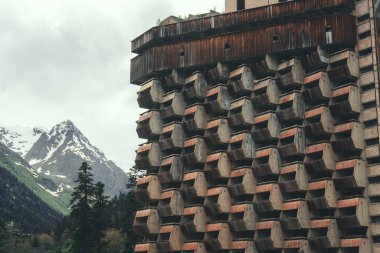 Rusya 'nın Karachay-Çerkessia bölgesinde Kafkasya Dağları, Dombay' da Sovyet modernizm mimari tarzı.