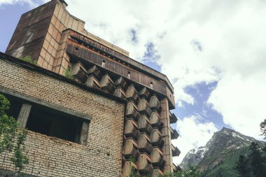 Rusya 'nın Karachay-Çerkessia bölgesinde Kafkasya Dağları, Dombay' da Sovyet modernizm mimari tarzı.